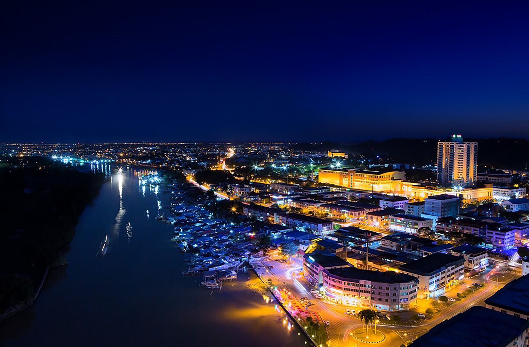 Hotel Pullman Miri Waterfront Exterior foto Aerial view of the port of La Rochelle
